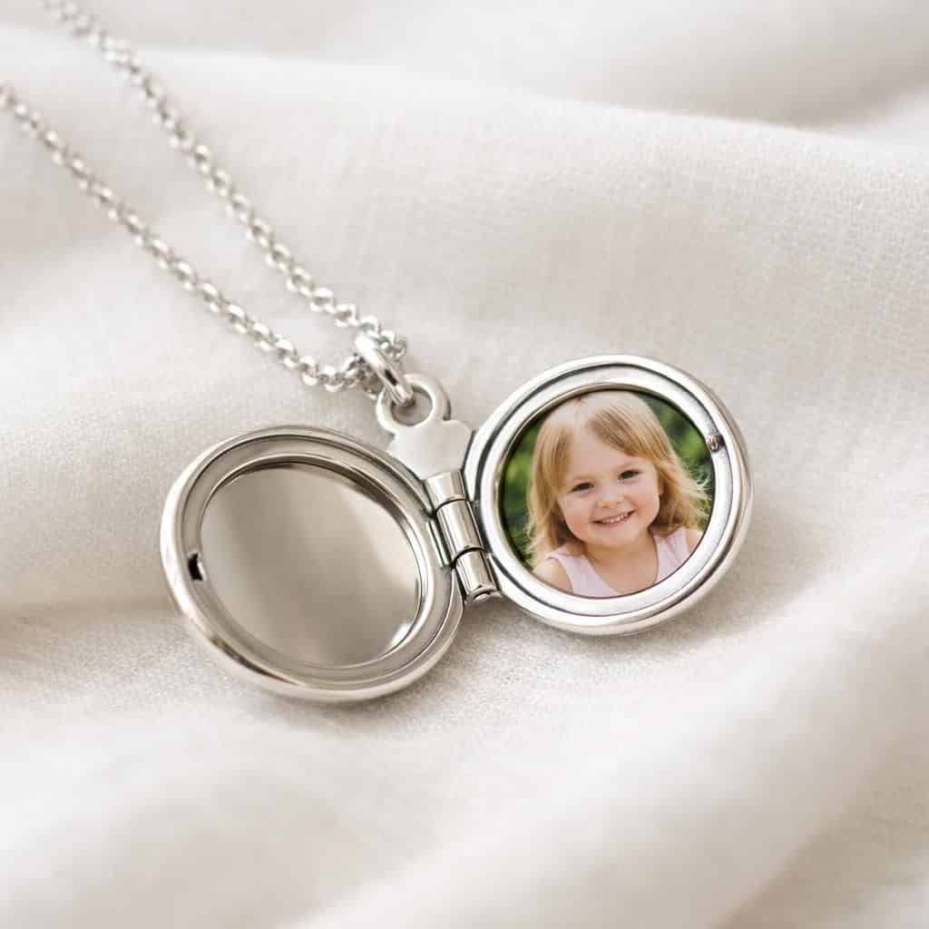 découvrez comment s'appelle un collier contenant une photo à l'intérieur et apprenez tout sur ce bijou sentimental unique.