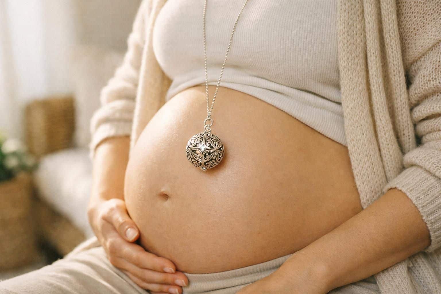 découvrez ce qu'est un bola de grossesse, ce bijou traditionnel porté par les futures mamans pour apaiser bébé avec son doux tintement.