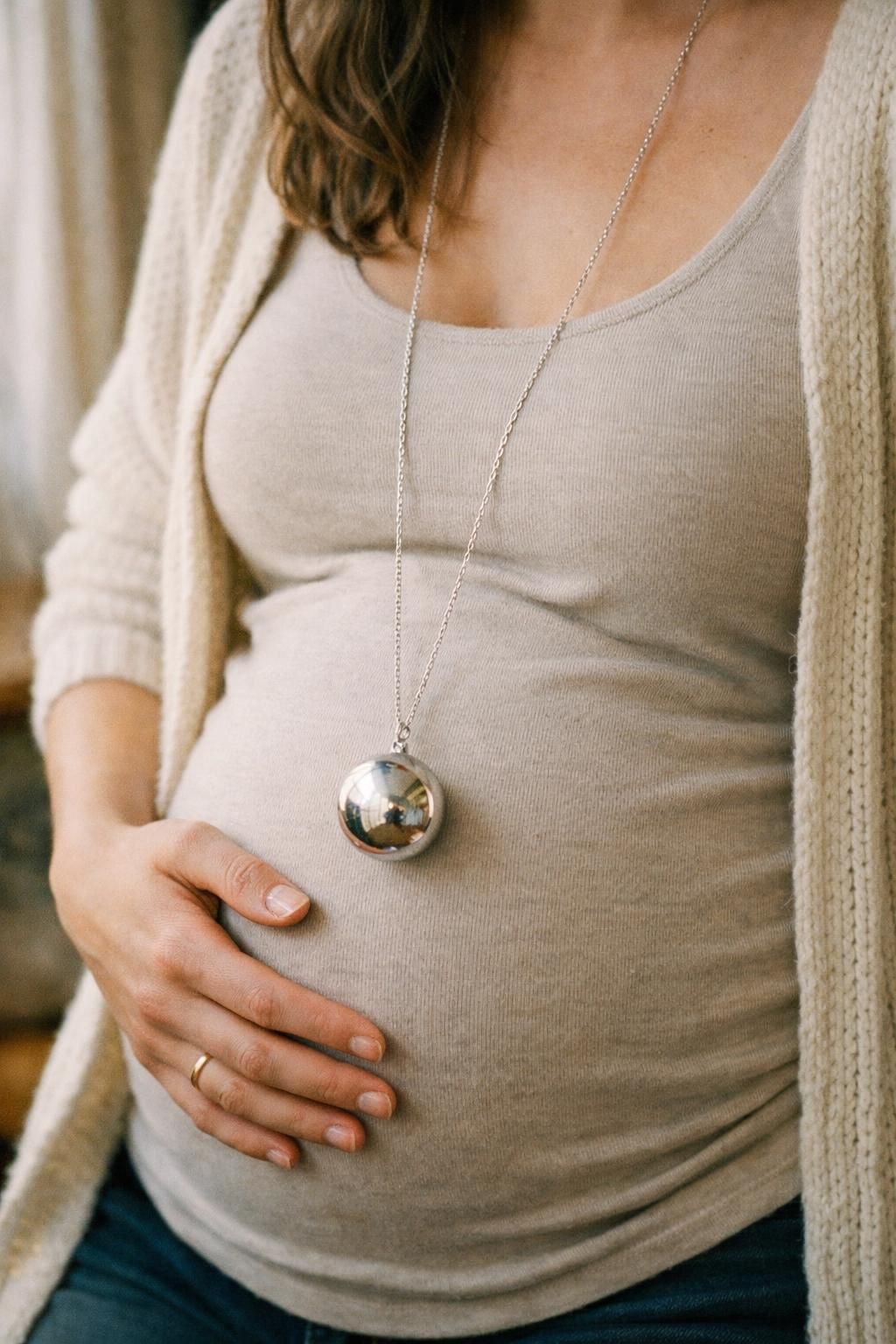 découvrez comment porter un bola de grossesse avec style et confort, les astuces pour l'associer à vos tenues et les bienfaits de ce bijou traditionnel pour future maman.