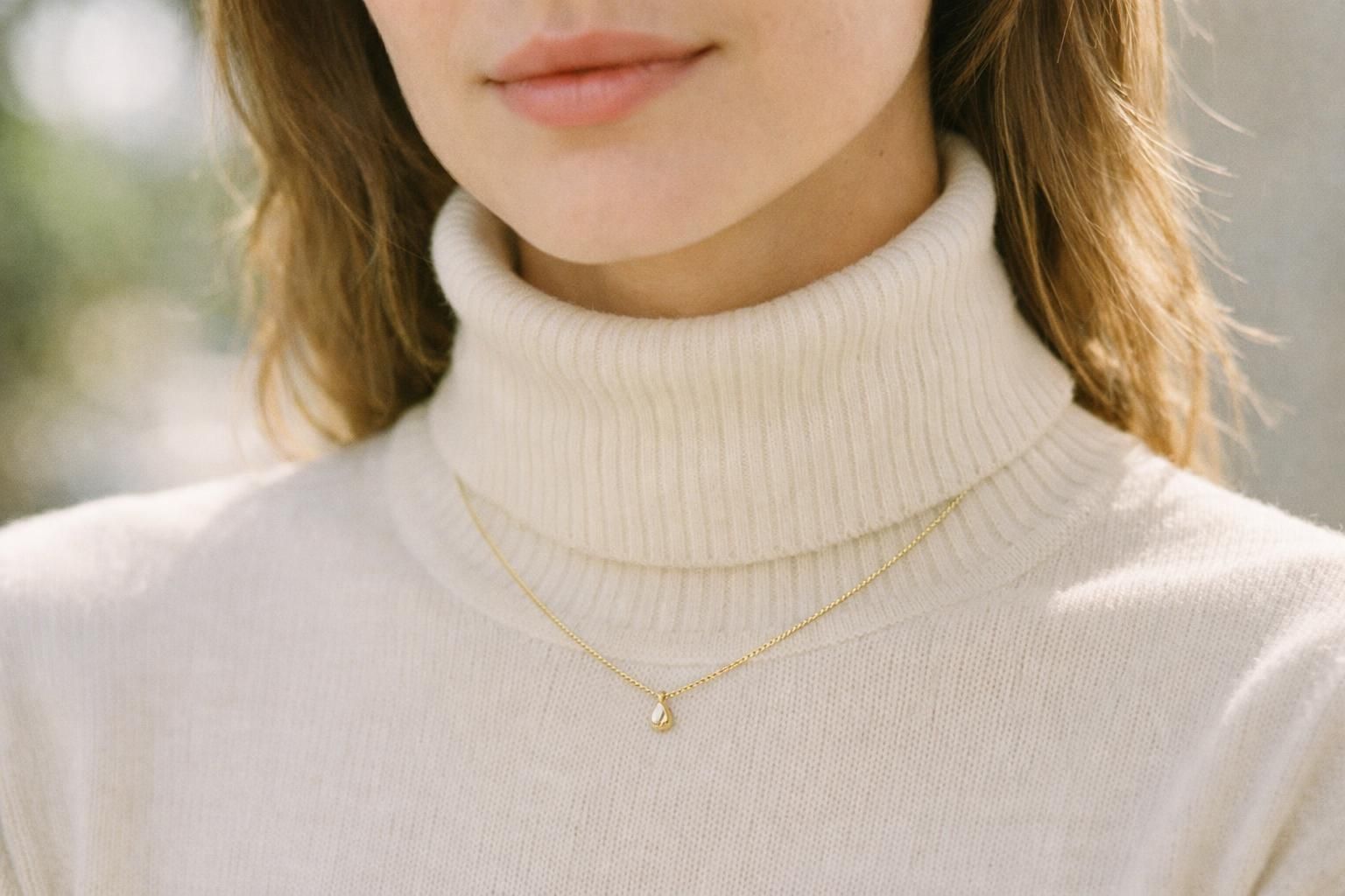 découvrez quel collier femme choisir pour sublimer un col roulé et apporter élégance et style à votre tenue hiver.