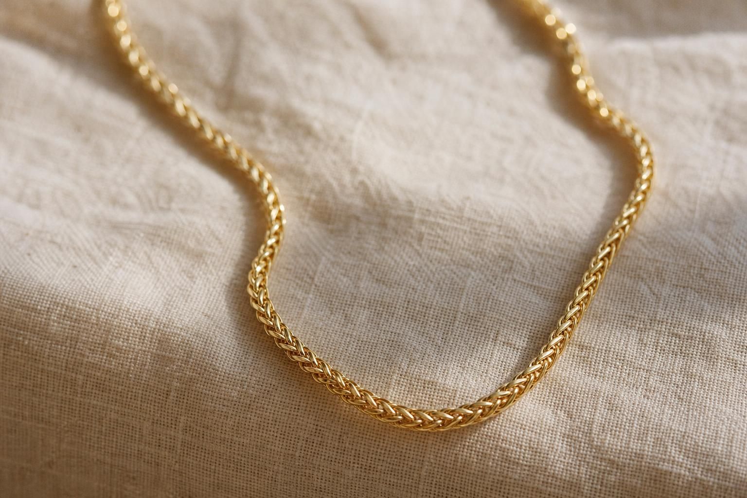 découvrez ce qu'est un collier chaîne de blé, un bijou élégant et intemporel, apprécié pour son design unique et sa solidité.