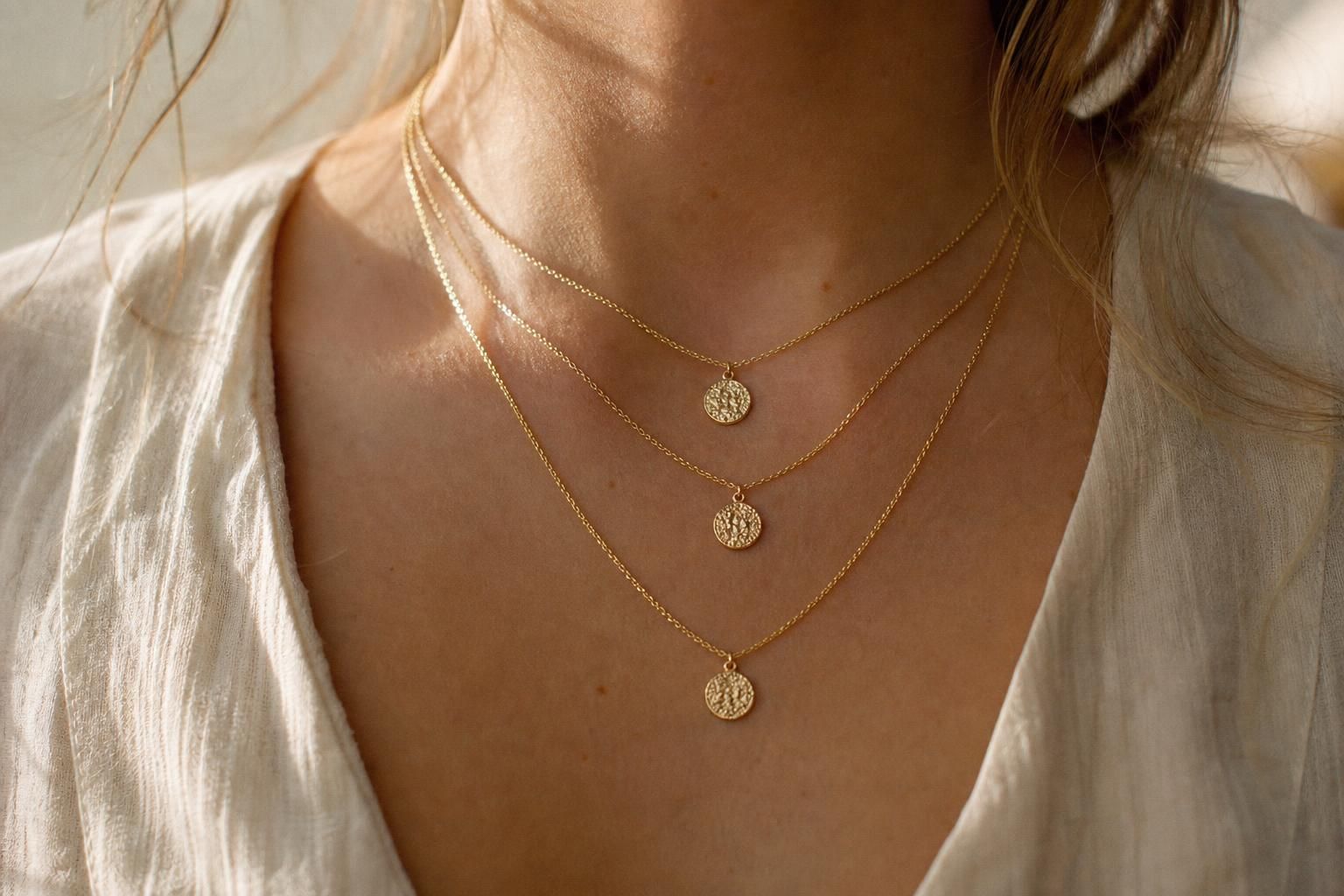 découvrez comment choisir la longueur idéale de chaîne pour votre pendentif avec notre guide des tailles (40, 45, 50 cm et plus) pour un style parfait et confortable.